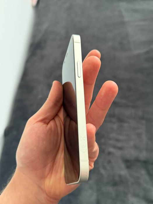 iPhone 12 128 GB + 4 etui + folia
