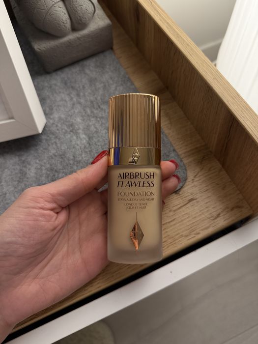 Charlotte Tilbury тональна основа