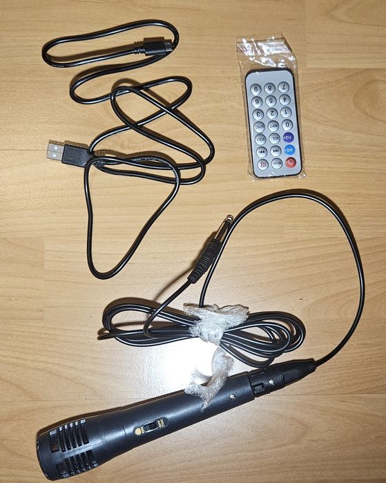 Coluna com microfone e comando64738463336194122