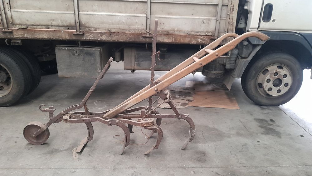Arado antigo com pega de madeira