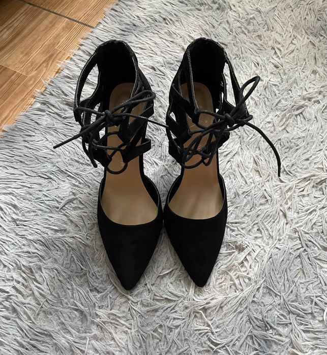 чорні туфлі на шпильці