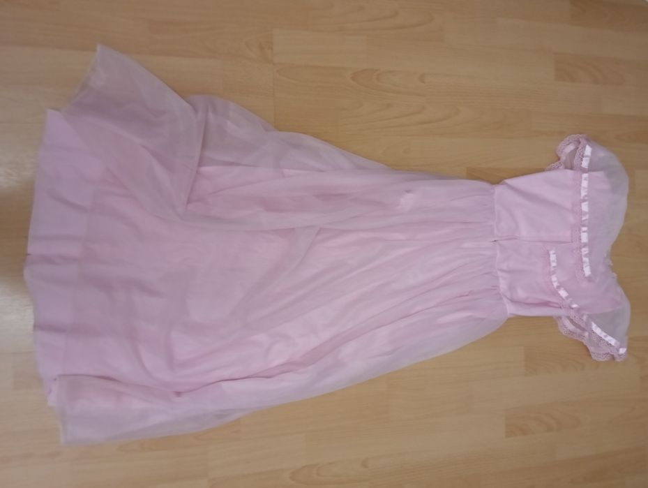 Długa różowa sukienka