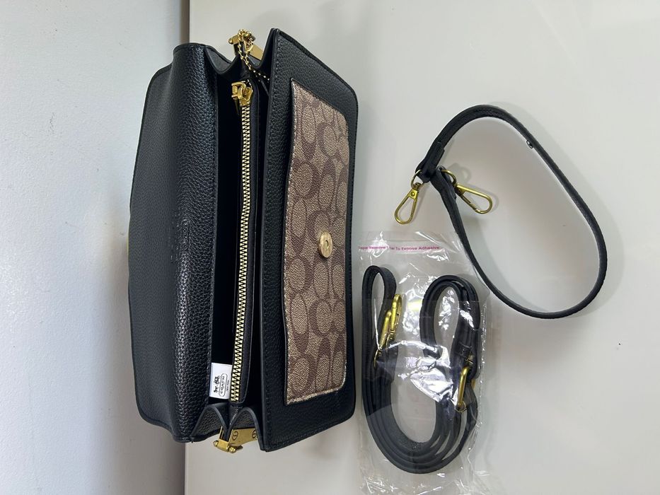 Mala com estampa e logo dourado em metal