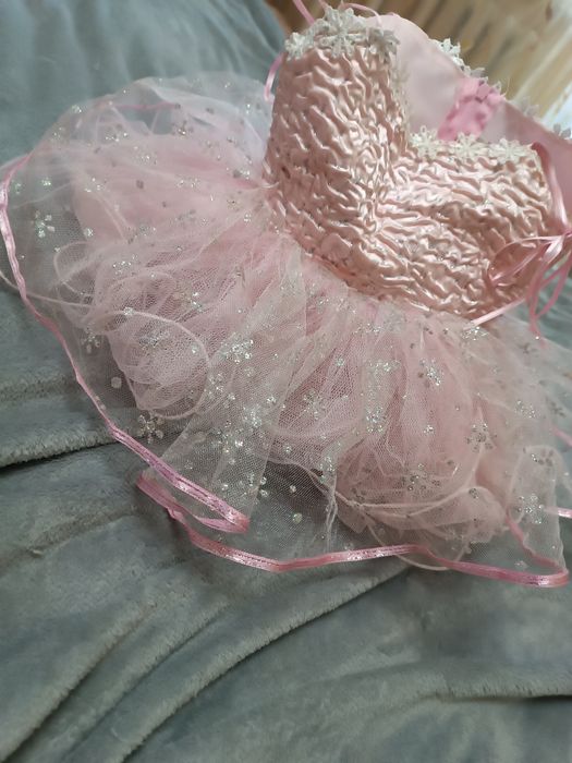 Продам платье нежно розового цвета, на годик, состояние хорошее