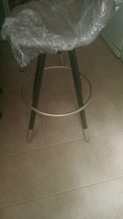 Bancos altos em bom estado pretos e dourado e cinza