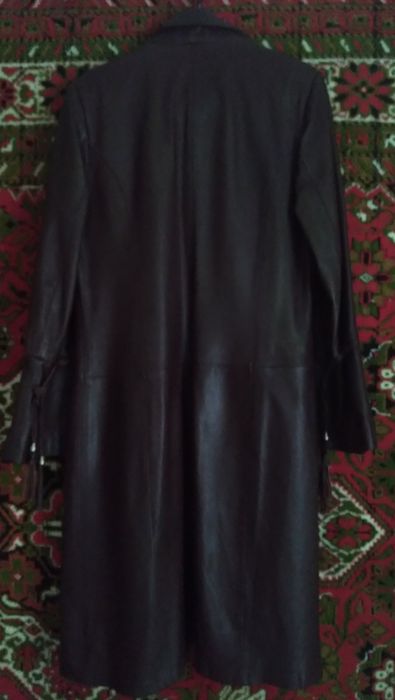 Демісезонне жіноче шкіряне пальто ( розмір - 48)