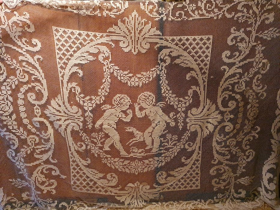 Piękny obrus robiony iglicą