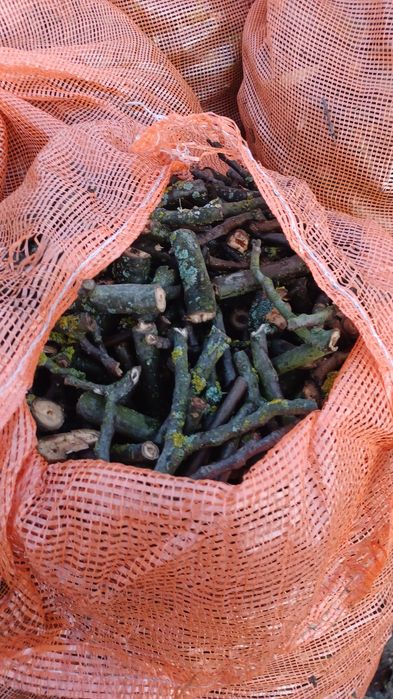 Drewno z rebaka w workach