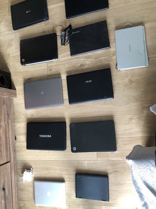 Laptop widoczne na zdjeciach