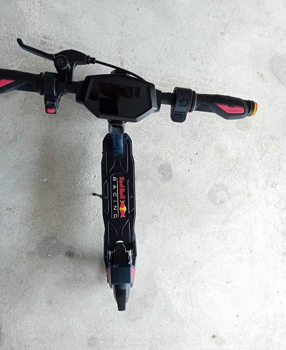 Trotinete Red Bull da-te asas.