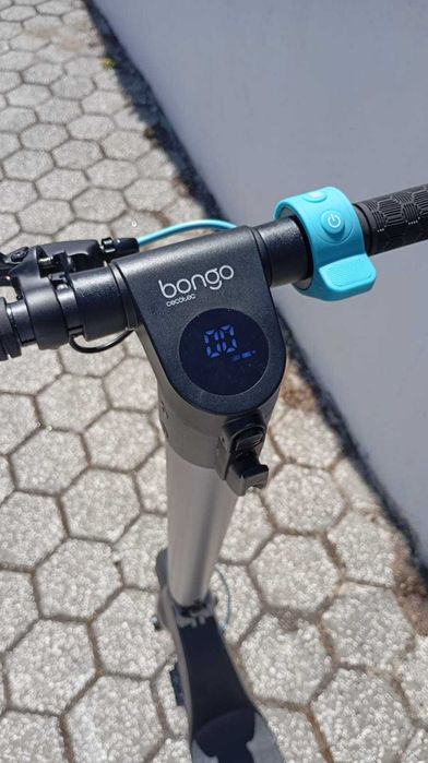 TROTINETE (muito pouco uso, 700W máx), com bateria substituível.