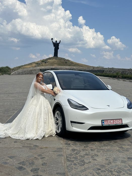 Прокат/Оренда авто на весілля Тесла модель Y Черкаси та область