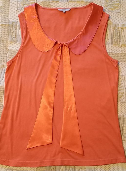 2 Blusas, 1 branca de algodão tipo túnica, outra laranja, ambas cavas