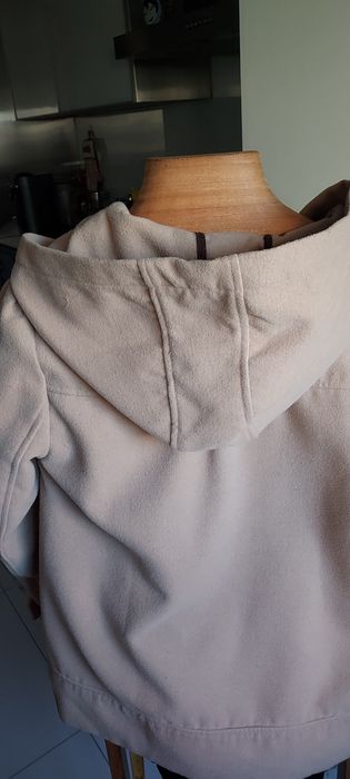 Casaco/ canadiana de senhora, bege, de fazenda com capuz.