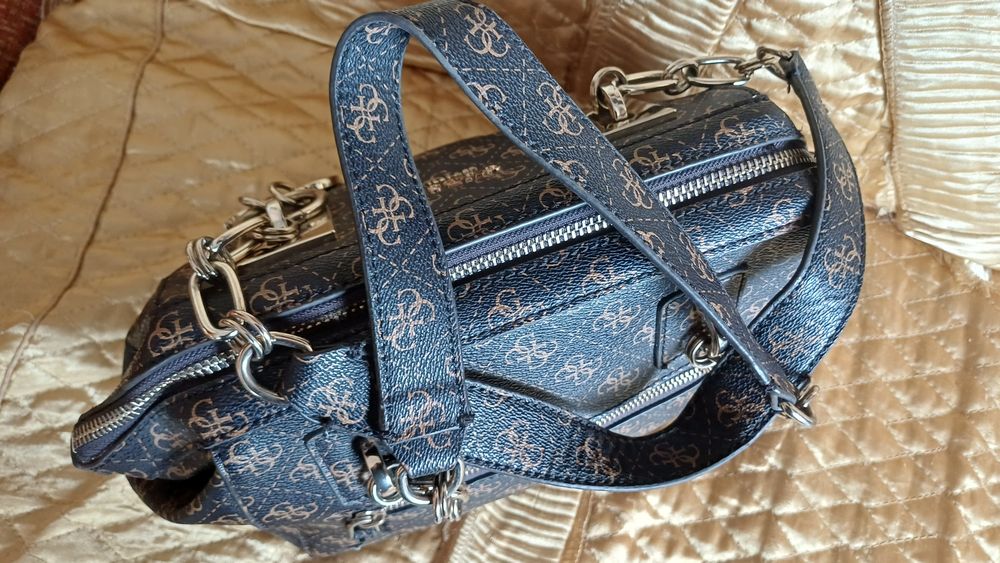 Сумочка GUESS в чудовому  стані
