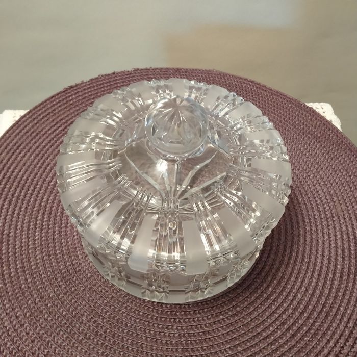 Kryształowa bombonierka szkatułka z PRL-u.