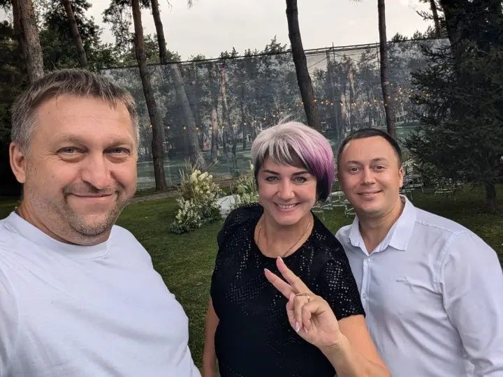 Ведуча зі смаком гумору .