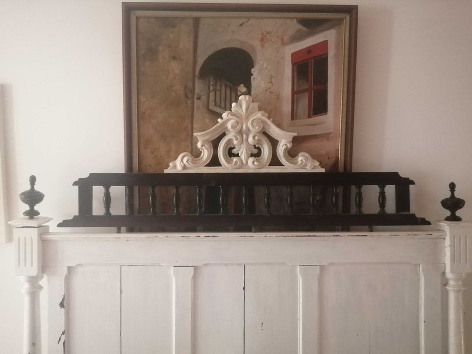 Duas camas antigas em madeira de castanho