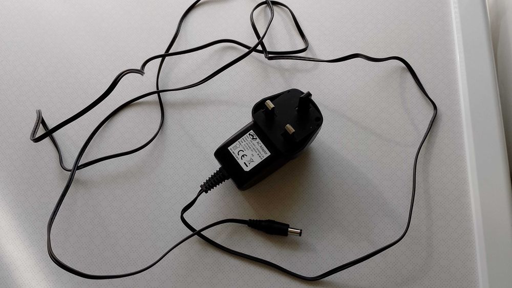 Сетевой адаптер / блок питания к ТВ приставке на 12V