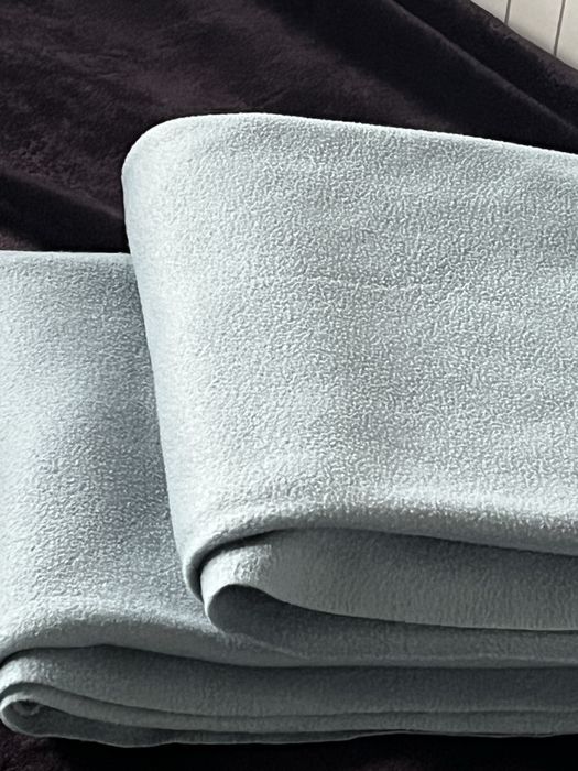 Dwa turkusowe pledy Ikea