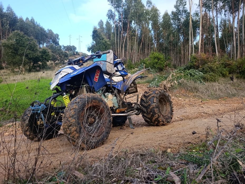 Moto 4 250cc matrículada em bom estado