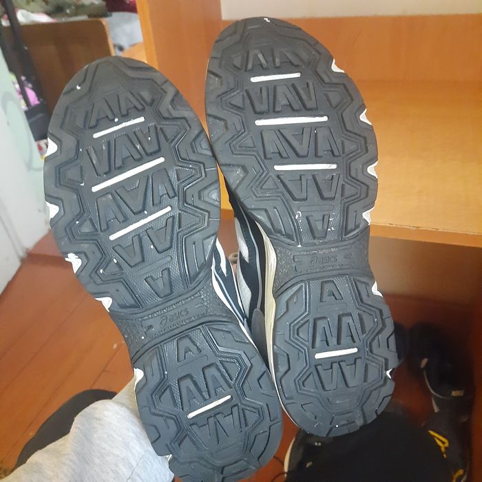 Продам кросівки асікс