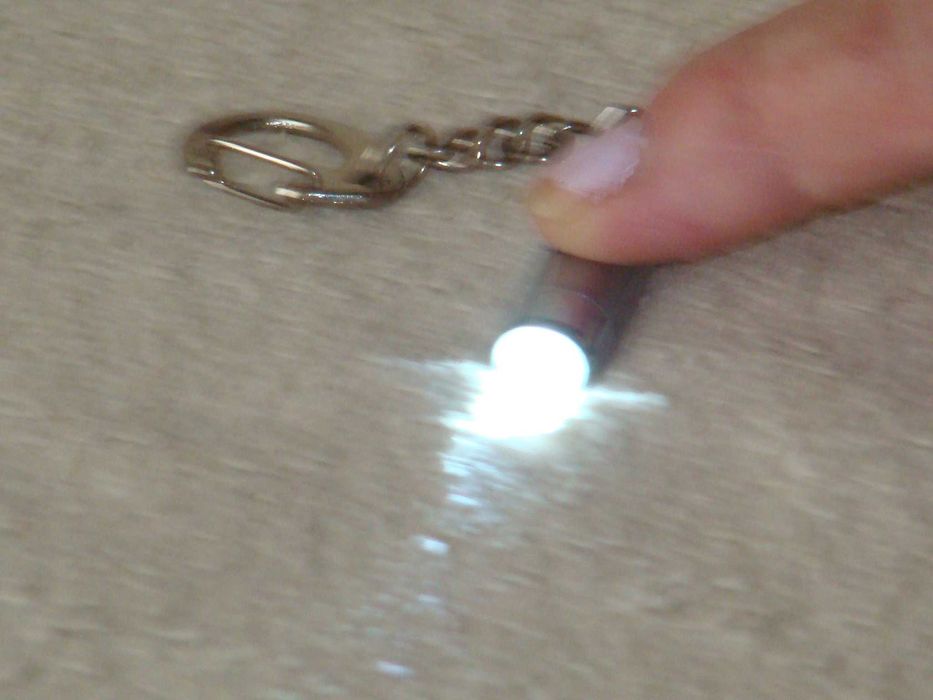 новый фонарик светодиодный мощный яркий свет идет в комплекте с батар