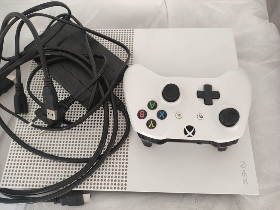 Xbox One S 500GB + 2 jogos + Disco Externo 1TB