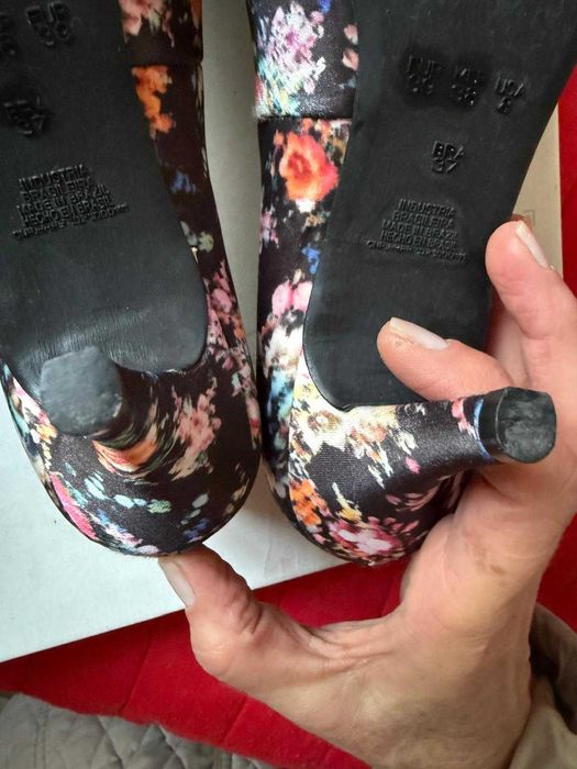 Sapatos coloridos e alegres