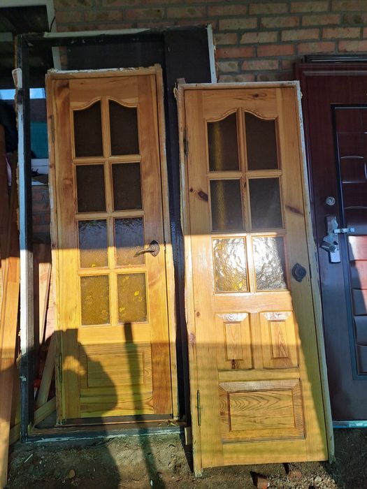 Двері міжкімнатні  і двері вхідні дерев'яні з коробками
