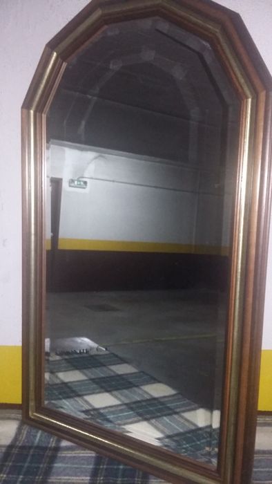 Espelho com moldura de madeira