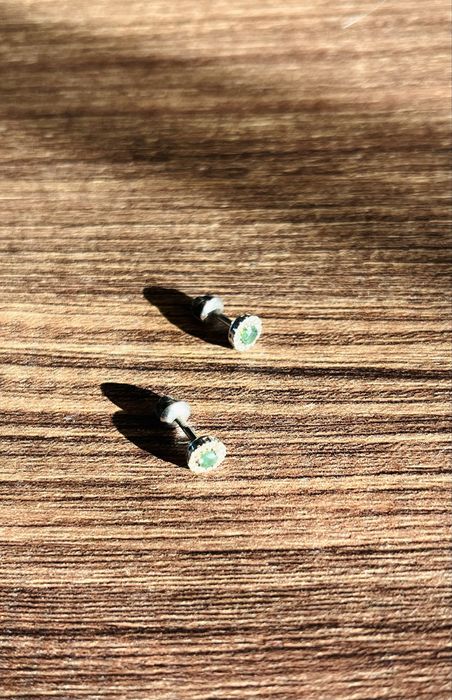 Сережки закрутки срібло 925 вкриті родієм зі смарагдом