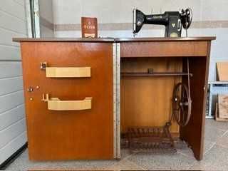 Maquina de costura Oliva a funcionar