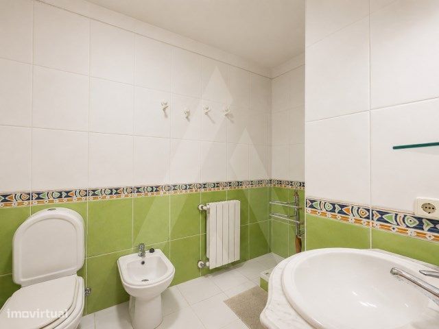 Apartamento T1 com garagem fechada na Praia da Barra