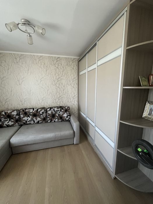 Продам 4-х кімнатну квартив , 80м2 в цегляному будинку по пр-т Миру