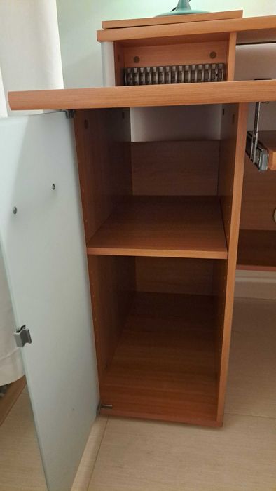 Secretária com arrumação