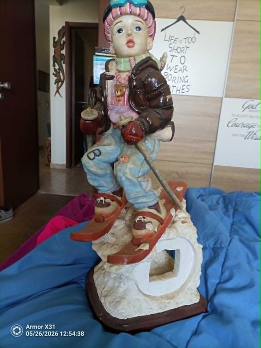boneco de  loiça menino na neve