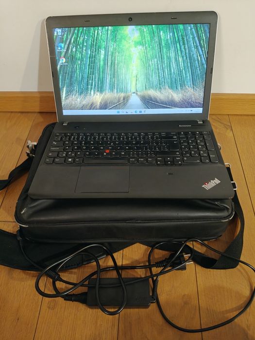 Laptop Lenovo E540 , 8 GB ramu, win 11 pl , dysk ssd , 15.6 cala, torba.