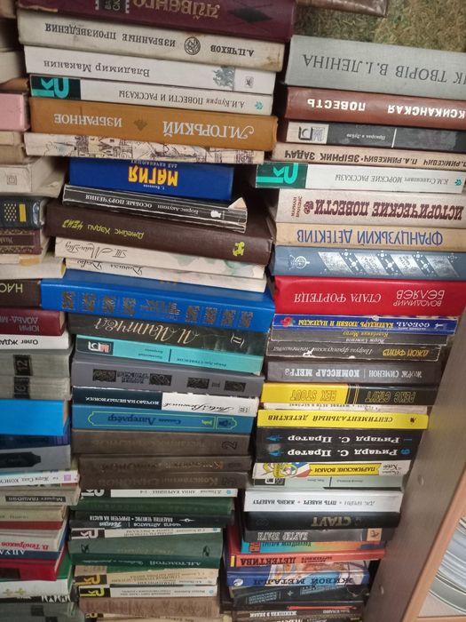 Продам книги різні.