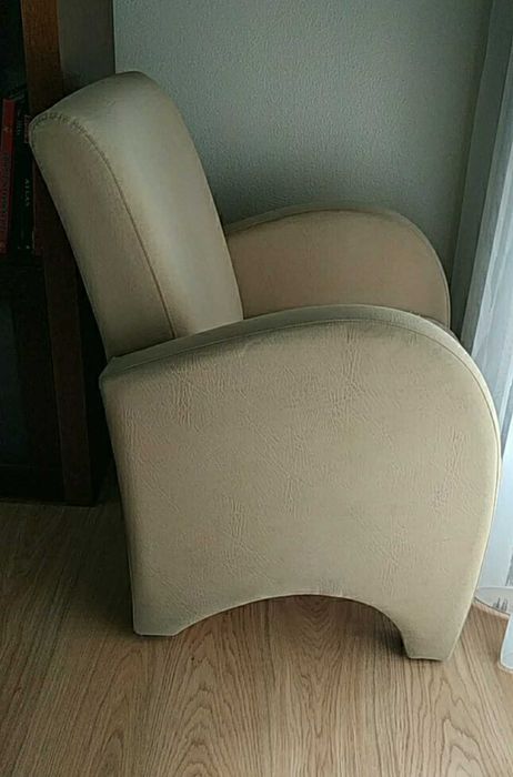 Cadeirão em pele, beje