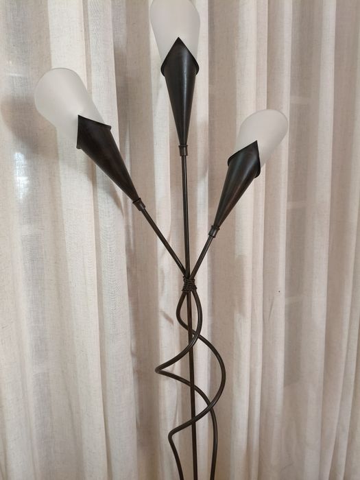 Candeeiro de pé alto em ferro