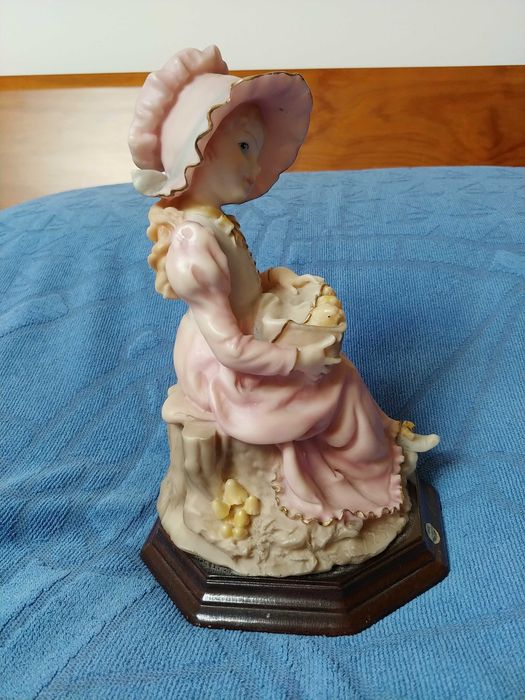 Estatueta marfinite com 24 cm altura