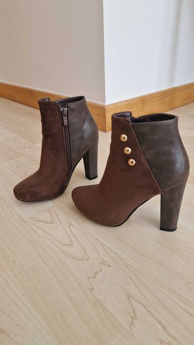 Botas castanhas salto alto, com tachas de lado, tamanho 35