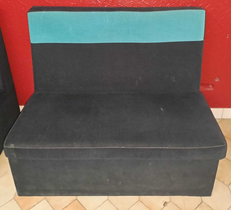 Conjunto sofás mesas e puffs