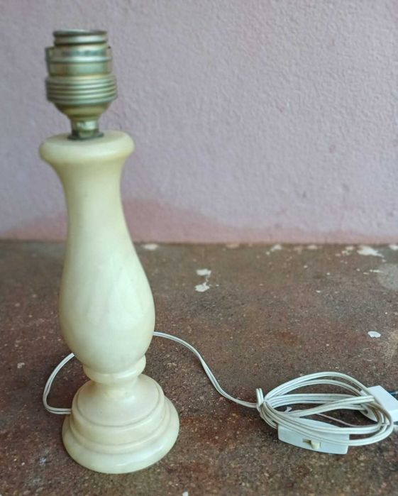 Candeeiro de mesa de cabeceira, com abajur em tecido e a base mármore