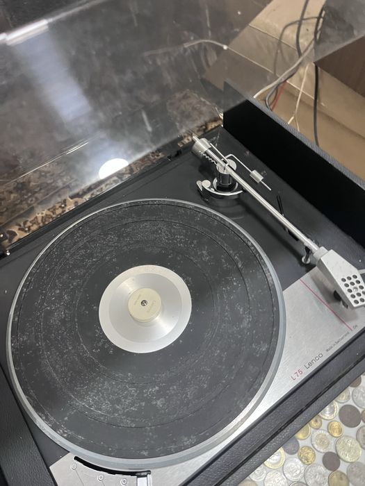 Gira discos , colunas , amplificador e rádio Lenco L75