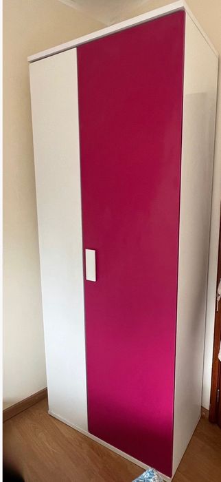 Vendo guarda fatos rosa e branco