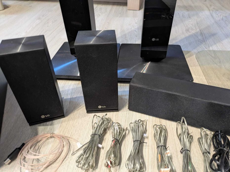 LG DH6420P DVD Home Cinema System (5.1 canais, 2 colunas altas e 2 satélites)