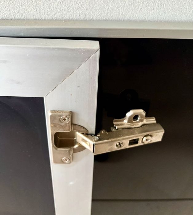 Portas IKEA JUTIS em alumínio e vidro preto armário cozinha