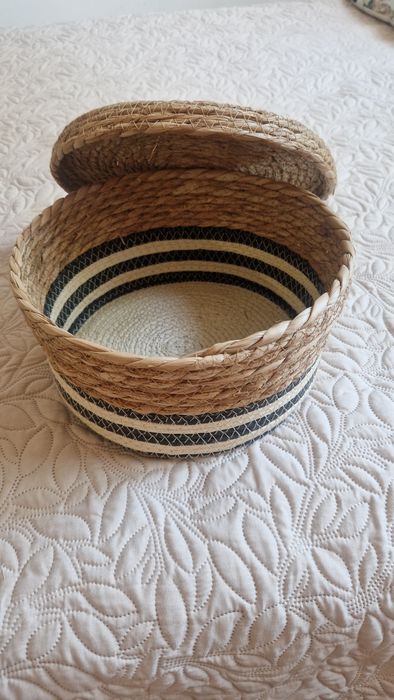 Okrągły koszyk pleciony z pokrywką BOHO